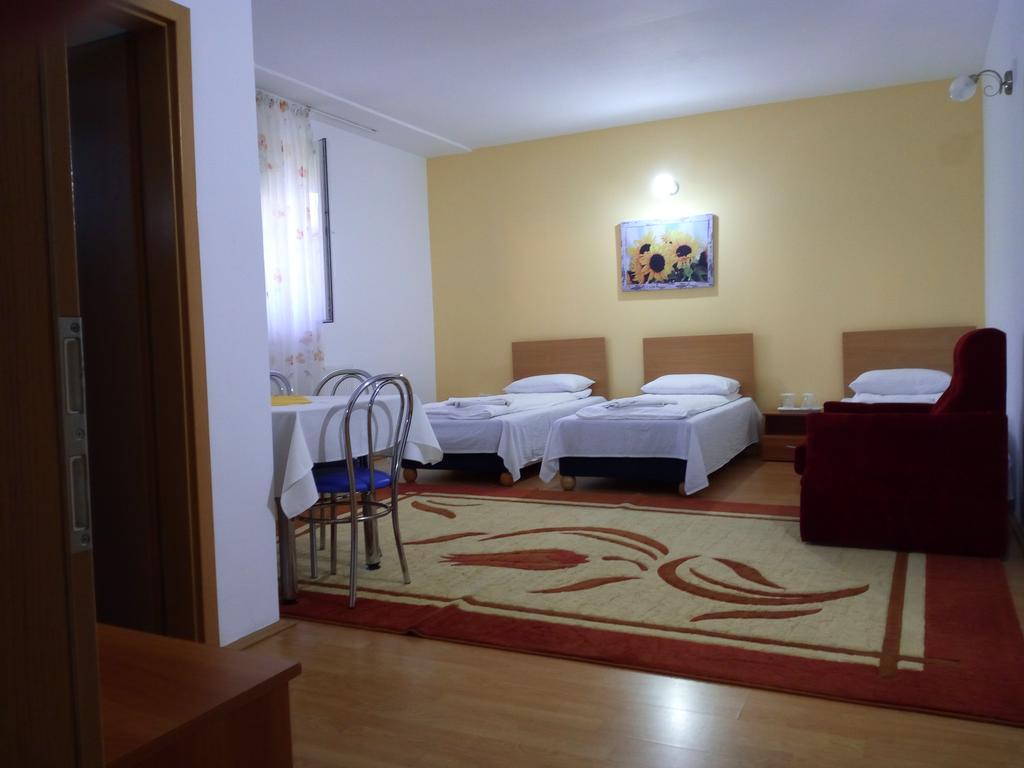 Pensiunea Vladut Timişoara Buitenkant foto